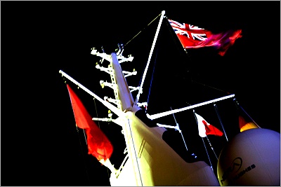 Queen Mary: Flaggen bei Nacht