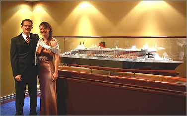 Queen Mary: vor dem Schiffsmodell